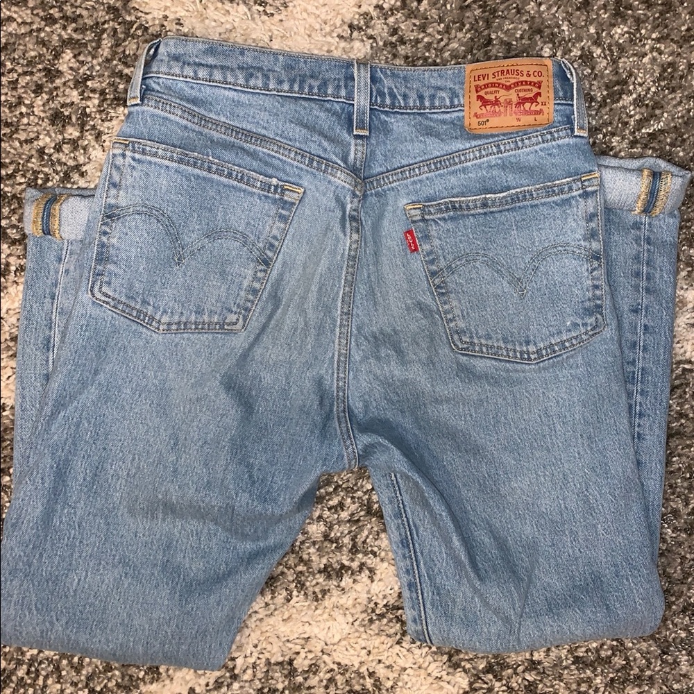 Gently Used Women’s Levi’s 501 Mom Jeans 27W 30L